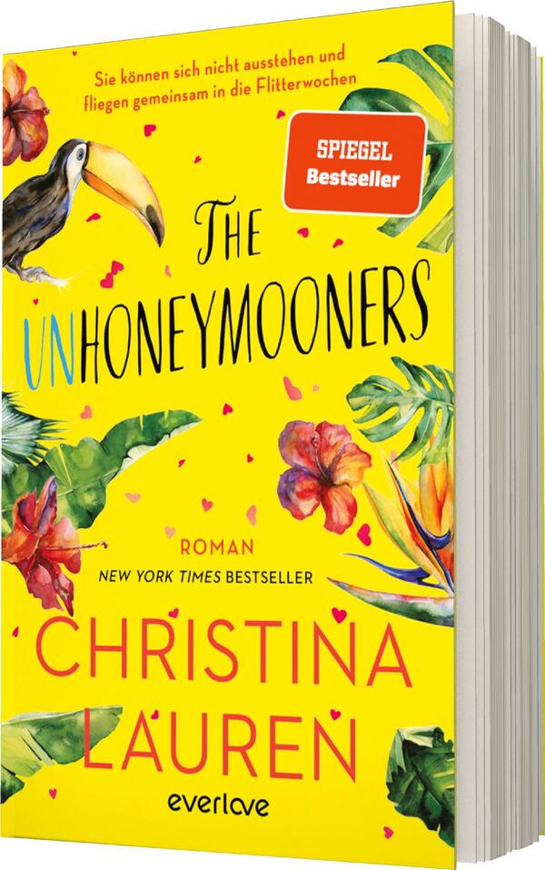 Das Buchcover zeigt einen leuchtend gelben Hintergrund, der mit tropischen Pflanzen und bunten Blüten geschmückt ist. In der oberen Mitte steht der Titel „The Unhoneymooners“ in geschwungener, schwarzer Schrift. Darunter befinden sich die Worte „Roman“ und „NEW YORK TIMES BESTSELLER“ in kleineren, dunklen Schriftzügen. Die Autorin „CHRISTINA LAUREN“ ist prominent am unteren Rand in großen, pinken Buchstaben platziert. Rechts oben befindet sich ein orangefarbener Button mit der Aufschrift „SPIEGEL Bestseller“. Ein Tukan und tropische Elemente verleihen dem Cover eine fröhliche, entspannte Atmosphäre.