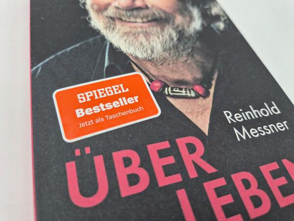 Außenansicht des Buches „Über Leben“