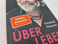 Außenansicht des Buches „Über Leben“
