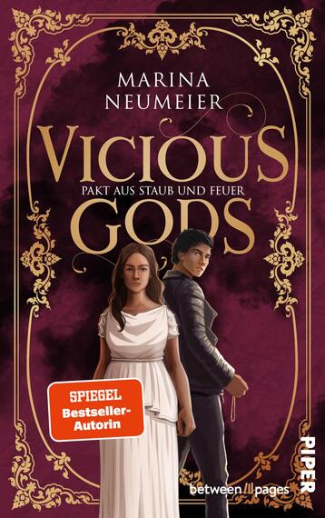 Das Buchcover zeigt vor einem dunkelroten bis bordeauxfarbenen, rauchigen Hintergrund ein reich verziertes, goldfarbenes Rahmendekor. Zentral groß die goldene Serifenschrift des Titels „Vicious Gods“ und darunter die Unterzeile „Pakt aus Staub und Feuer“. Vorne stehen Rücken an Rücken eine junge Frau in schlichtem weißen Kleid und ein dunkel gekleideter Mann, was eine düstere, mystische Atmosphäre erzeugt. Oben steht der Autorenname Marina Neumeier in Weiß.
