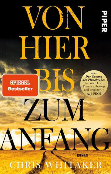 Das Buchcover zeigt eine dramatische Landschaft mit einem weiten, goldenen Feld, das von einem dunkelblauen Himmel mit dichten, grauen Wolken überzogen ist. Im Vordergrund der Titel „VON HIER BIS ZUM ANFANG“ in großen schwarzen Buchstaben, aufgelockert durch die gelbe Farbe des Untertitels „Roman“. Ein rotes Label mit der Aufschrift „SPIEGEL Bestseller“ befindet sich links oben. Der Autor Chris Whitaker ist in kleinerer Schrift platziert. Die Atmosphäre vermittelt einen starken Kontrast zwischen Dramatik und Hoffnung.