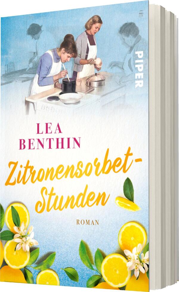 Das Buchcover zeigt zwei Frauen in einer hellen Küche, die mit Zutaten arbeiten. Eine Frau in einem blauen Kleid und Schürze rührt in einem Topf, während die andere neben ihr mit einer Schüssel auf einem Tisch steht. Der Hintergrund ist sanft in Blau- und Cremetönen gehalten. Oben in großen, pinken Buchstaben steht „LEA BENTHIN“, darunter der Titel „Zitronensorbet-Stunden“ in geschwungenem, gelbem Schriftzug. Am unteren Rand sind gelbe Zitronen und grüne Blätter abgebildet, die eine frische Atmosphäre erzeugen.