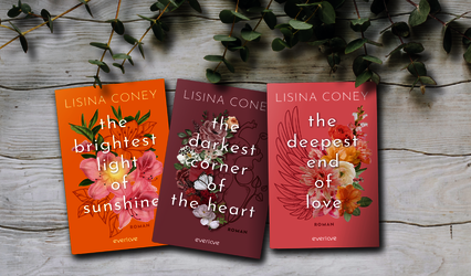 Die drei Bücher der Reihe „Brightest Light“ von Lisina Coney liegen nebeneinander auf hellem Holztisch. Am oberen Rand ragen Eukalyptuszweige in das Bild.