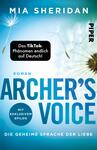 Das Buchcover zeigt einen sanften, hellblauen Hintergrund, in dem weiße Pusteblumen ihren Schirm aus Samen in Richtung des Betrachters entfalten. Der Titel „ARCHER’S VOICE“ ist in großen, auffälligen blauen Buchstaben platziert, während der Zusatz „Die geheime Sprache der Liebe“ in kleinerer Schrift darunter steht. Oben rechts steht der Name der Autorin „Mia Sheridan“ in weißer Schrift, ebenso wie der Verlagsname „PIPER“. Ein schwarzes Rechteck enthält den Hinweis „Das TikTok-Phänomen endlich auf Deutsch!“ in gelber Schrift.