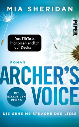 Das Buchcover zeigt einen sanften, hellblauen Hintergrund, in dem weiße Pusteblumen ihren Schirm aus Samen in Richtung des Betrachters entfalten. Der Titel „ARCHER’S VOICE“ ist in großen, auffälligen blauen Buchstaben platziert, während der Zusatz „Die geheime Sprache der Liebe“ in kleinerer Schrift darunter steht. Oben rechts steht der Name der Autorin „Mia Sheridan“ in weißer Schrift, ebenso wie der Verlagsname „PIPER“. Ein schwarzes Rechteck enthält den Hinweis „Das TikTok-Phänomen endlich auf Deutsch!“ in gelber Schrift.