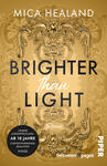 Das Buchcover zeigt einen reich verzierten, barock anmutenden goldenen Hintergrund mit ornamentaler Relief-Deckengestaltung, zentriert der Titel „BRIGHTER than LIGHT“: die Wörter BRIGHTER und LIGHT in großen, dunklen, serifenlosen Großbuchstaben, das Wort than in weißer, kursiver Handschrift. Oben steht in weißen Großbuchstaben der Autorenname MICA HEALAND, darunter klein in weiß das Wort „Roman“. Elegante, warme, opulente Atmosphäre.