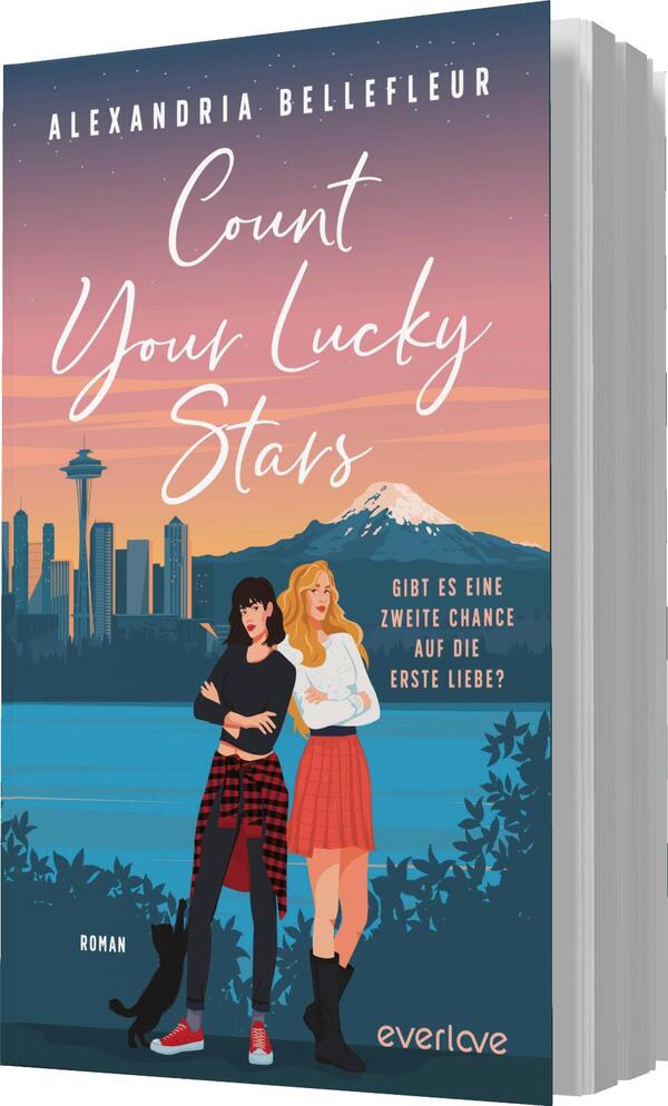 Das Buchcover zeigt in sanften Lila- und Blau-Tönen den Schriftzug „Count Your Lucky Stars“ in eleganter, geschwungener Schrift. Darunter steht in kleinerer Schrift „Gibt es eine zweite Chance auf die erste Liebe?“. Im Vordergrund sind zwei Frauen dargestellt: eine mit dunklen, kurzen Haaren in einem schwarzen Oberteil und Karomuster-Hosen und die andere mit blonden, langen Haaren in einem weißen Shirt. Im Hintergrund sieht man eine Stadtansicht mit dem Mount Rainier und einem Sonnenuntergang.