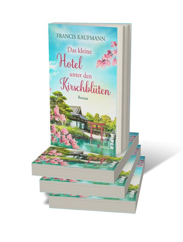 Bücherstapel des Buches „Das kleine Hotel unter den Kirschblüten“