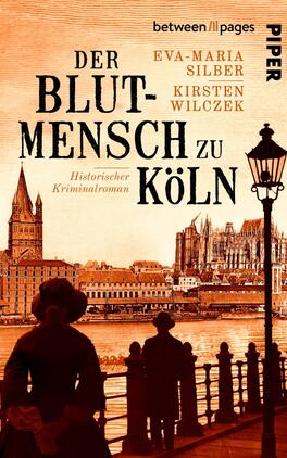 Das Buchcover zeigt eine historische Stadtansicht von Köln in warmen, orangeroten Tönen. Im Vordergrund sind Silhouetten von zwei Personen zu sehen, eine im Profil mit Hut, die andere mit einem auffälligen Kleid. Im Hintergrund ragt der Kölner Dom über die Häuser hinweg. In großen, schwarzen Buchstaben steht „DER BLUTMENSCH ZU KÖLN“ prominent über dem Bild. Untertitel und Autorennamen sind in kleineren, schwarzen Schriftzügen oberhalb und unterhalb der Titelschrift platziert.
