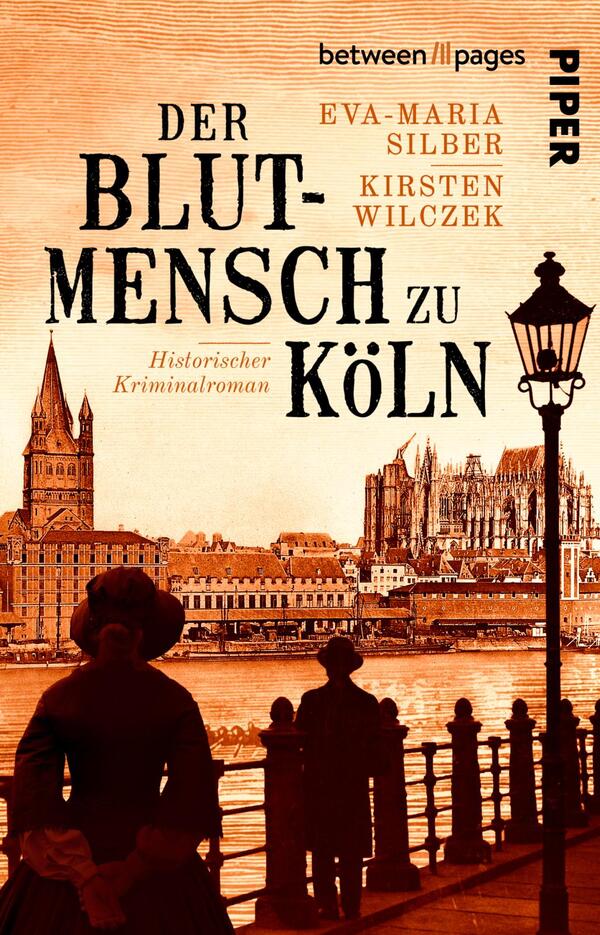 Das Buchcover zeigt eine historische Stadtansicht von Köln in warmen, orangeroten Tönen. Im Vordergrund sind Silhouetten von zwei Personen zu sehen, eine im Profil mit Hut, die andere mit einem auffälligen Kleid. Im Hintergrund ragt der Kölner Dom über die Häuser hinweg. In großen, schwarzen Buchstaben steht „DER BLUTMENSCH ZU KÖLN“ prominent über dem Bild. Untertitel und Autorennamen sind in kleineren, schwarzen Schriftzügen oberhalb und unterhalb der Titelschrift platziert.