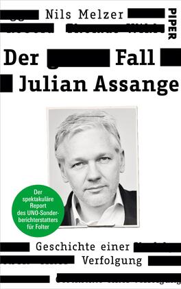 Das Buchcover zeigt ein schwarz-weißes Porträt von Julian Assange, umrahmt von einem schlichten weißen Hintergrund. Der Titel „Der Fall Julian Assange“ ist in großen, schwarzen Buchstaben oben platziert. Der Autorenname „Nils Melzer“ befindet sich in einer kleineren Schriftgröße darüber. Eine grüne, runde Einblendung am unteren Rand informiert über den Inhalt: „Der spektakuläre Report des UNO-Sonderberichterstatters für Folter“. Darunter steht in kleinerer Schrift „Geschichte einer Verfolgung“. Die Gesamtatmosphäre ist ernst und informativ.