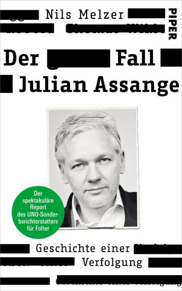 Das Buchcover zeigt ein schwarz-weißes Porträt von Julian Assange, umrahmt von einem schlichten weißen Hintergrund. Der Titel „Der Fall Julian Assange“ ist in großen, schwarzen Buchstaben oben platziert. Der Autorenname „Nils Melzer“ befindet sich in einer kleineren Schriftgröße darüber. Eine grüne, runde Einblendung am unteren Rand informiert über den Inhalt: „Der spektakuläre Report des UNO-Sonderberichterstatters für Folter“. Darunter steht in kleinerer Schrift „Geschichte einer Verfolgung“. Die Gesamtatmosphäre ist ernst und informativ.