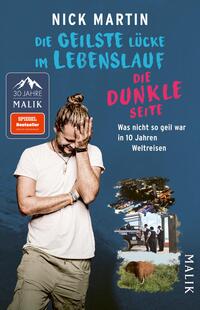 Das Buchcover zeigt einen männlichen Autor mit leicht zerzaustem Haar, der in einem weißen T-Shirt abgebildet ist und mit einer Hand sein Gesicht berührt. Der Hintergrund ist in einem hellen Blau gehalten. Oben steht in auffälliger, blauer Schrift „Die geilste Lücke im Lebenslauf“, während der Untertitel in roter Schrift „Die dunkle Seite“ gestaltet ist. Darunter steht in kleinerer Schrift: „Was nicht so geil war in 10 Jahren Weltreisen“. Links oben befindet sich ein Hinweis auf „30 Jahre Malik“ und „Spiegel Bestseller“.