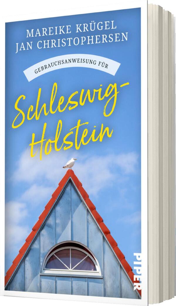 Das Buchcover zeigt einen hellblauen Himmel mit einer weißen Wolke. Im Vordergrund ist die Spitze eines Hausschuppens mit rotem Dach und einer weißen Möwe, die darauf sitzt. Zentral steht der Titel „Schleswig-Holstein“ in geschwungener, gelber Schrift, umrahmt von einem weißen Banner mit dem Text „Gebrauchsanweisung für“ in einfacher Schrift. Die Typografie ist freundlich und einladend. Unten rechts ist das Verlagslogo „PIPER“ in Weiß auf farbigem Hintergrund.