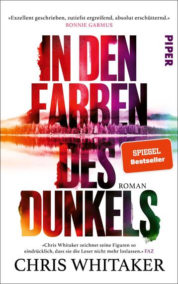 Das Buchcover zeigt einen geheimnisvollen Landschaftshorizont mit einer farbigen Reflexion von Bäumen auf einem Wasserbogen. Die Farben verlaufen in kräftigen Tönen von Rot, Lila und Blau, was eine dynamische Atmosphäre schafft. Der Titel „IN DEN FARBEN DES DUNKELS“ ist in großen, schwarzen Buchstaben zentral platziert, während der Untertitel „Roman“ in kleinerer Schrift darunter steht. Der Autor „Chris Whitaker“ befindet sich am unteren Rand. Ein orangefarbener Button mit dem Text „SPIEGEL Bestseller“ ist prominent auf der oberen rechten Seite zu sehen.