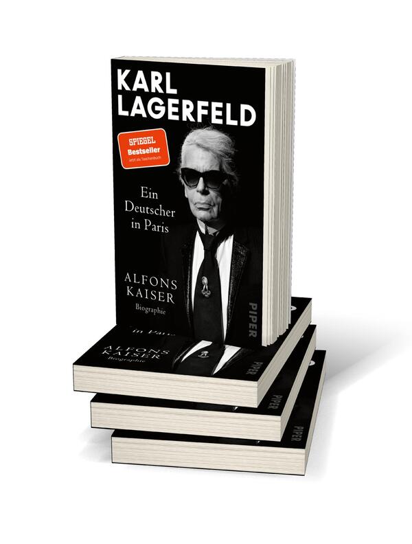 Bücherstapel des Buches „Karl Lagerfeld“