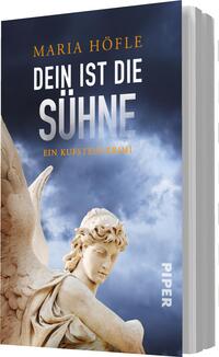 Das Buchcover zeigt eine dramatische Wolkenlandschaft in dunklen Blau- und Grautönen. Im Vordergrund ist eine detailreiche Statue eines Engels zu sehen, der nachdenklich in die Ferne blickt. Der Titel „DEIN IST DIE SÜHNE“ steht in großen, weißen Lettern, während die Autorin Maria Höfle darüber in goldener Schrift platziert ist. Am unteren Rand befindet sich der Zusatz „Ein Kufstein-Krimi“ in schlichter, weißer Schrift. Das Cover vermittelt eine geheimnisvolle und spannende Atmosphäre.