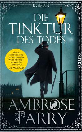 Das Buchcover zeigt eine düstere, mysteriöse Atmosphäre mit einer Straßenlaterne, die schwaches Licht ausstrahlt. Im Vordergrund steht eine Figur in dunkler Kleidung, die auf einen Weg schaut. Der Titel „DIE TINKTUR DES TODES“ ist in großen, eleganten Buchstaben platziert, während der Autorennamen „AMBROSE PARRY“ prominent am unteren Rand steht. Ein gelbes Etikett hebt ein Zitat hervor, das die lebendige Darstellung von Edinburgh lobt. Die Farbpalette umfasst vor allem dunkle Blau- und Grautöne, die die geheimnisvolle Stimmung verstärken.