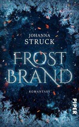 Das Buchcover zeigt eine kühle, mystische Szenerie in verschiedenen Blautönen, durchzogen von frostigen Mustern und funkelnden Eiskristallen. Der Titel „Frost Brand“ ist in einer eleganten, silbernen Schriftart platziert, während der Name der Autorin, Johanna Struck, darüber in schlichter Schrift steht. Am unteren Rand findet sich die Angabe „Romantasy“, ebenfalls in einer klaren Schrift. Das Gesamtdesign vermittelt eine Atmosphäre von Magie und Kälte, die das Genre unterstreicht.