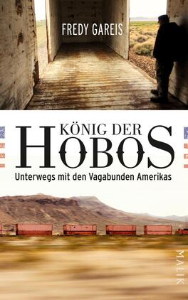 König der Hobos Das Buchcover zeigt eine schlichte, rustikale Szenerie mit einem Mann, der an einer offenen Tür steht und ins Freie blickt. Der Hintergrund zeigt eine weite, kahle Landschaft unter einem hellen Himmel. Der Titel „KÖNIG DER HOBOS“ ist in großen, schwarzen Lettern angeordnet, während der Untertitel „Unterwegs mit den Vagabunden Amerikas“ darunter in kleinerer Schrift erscheint. Der Name des Autors, Freddy Gareis, steht oben in einer schmalen Schriftart. Die Farbpalette umfasst Erdtöne und sanfte Pastellfarben, die eine melancholische Atmosphäre erzeugen.