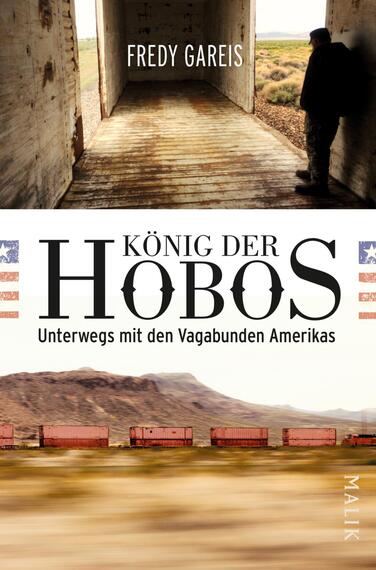 Das Buchcover zeigt eine schlichte, rustikale Szenerie mit einem Mann, der an einer offenen Tür steht und ins Freie blickt. Der Hintergrund zeigt eine weite, kahle Landschaft unter einem hellen Himmel. Der Titel „KÖNIG DER HOBOS“ ist in großen, schwarzen Lettern angeordnet, während der Untertitel „Unterwegs mit den Vagabunden Amerikas“ darunter in kleinerer Schrift erscheint. Der Name des Autors, Freddy Gareis, steht oben in einer schmalen Schriftart. Die Farbpalette umfasst Erdtöne und sanfte Pastellfarben, die eine melancholische Atmosphäre erzeugen.