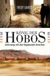 Das Buchcover zeigt eine schlichte, rustikale Szenerie mit einem Mann, der an einer offenen Tür steht und ins Freie blickt. Der Hintergrund zeigt eine weite, kahle Landschaft unter einem hellen Himmel. Der Titel „KÖNIG DER HOBOS“ ist in großen, schwarzen Lettern angeordnet, während der Untertitel „Unterwegs mit den Vagabunden Amerikas“ darunter in kleinerer Schrift erscheint. Der Name des Autors, Freddy Gareis, steht oben in einer schmalen Schriftart. Die Farbpalette umfasst Erdtöne und sanfte Pastellfarben, die eine melancholische Atmosphäre erzeugen.