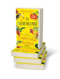 Bücherstapel des Buches „The Unhoneymooners – Sie können sich nicht ausstehen und fliegen gemeinsam in die Flitterwochen“