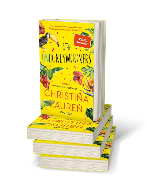 Bücherstapel des Buches „The Unhoneymooners – Sie können sich nicht ausstehen und fliegen gemeinsam in die Flitterwochen“