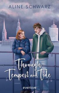 Das Buchcover zeigt zwei junge Erwachsene, eine Frau und einen Mann, die bei Dämmerung an einem Geländer lehnen, davor eine stilisierte Stadtsilhouette mit Kirchtürmen. Farbpalette in kühlen Blau-, Violett- und Rosatönen; beide tragen dicke Jacken (blau, grün). Die Titeltypografie ist weiße, geschwungene Handschrift „Through Tempest and Tide“, oben in Großbuchstaben die Autorin „ALINE SCHWARZ“, unten klein der Hinweis „ROMAN“. Stimmung ruhig, leicht romantisch.