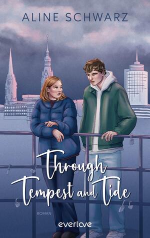 Das Buchcover zeigt zwei junge Erwachsene, eine Frau und einen Mann, die bei Dämmerung an einem Geländer lehnen, davor eine stilisierte Stadtsilhouette mit Kirchtürmen. Farbpalette in kühlen Blau-, Violett- und Rosatönen; beide tragen dicke Jacken (blau, grün). Die Titeltypografie ist weiße, geschwungene Handschrift „Through Tempest and Tide“, oben in Großbuchstaben die Autorin „ALINE SCHWARZ“, unten klein der Hinweis „ROMAN“. Stimmung ruhig, leicht romantisch.