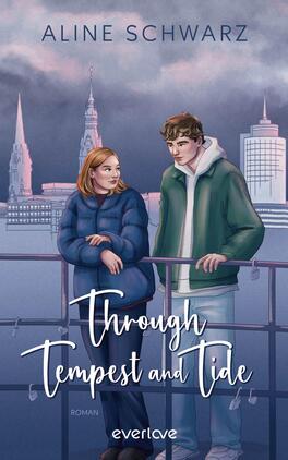 Das Buchcover zeigt zwei junge Erwachsene, eine Frau und einen Mann, die bei Dämmerung an einem Geländer lehnen, davor eine stilisierte Stadtsilhouette mit Kirchtürmen. Farbpalette in kühlen Blau-, Violett- und Rosatönen; beide tragen dicke Jacken (blau, grün). Die Titeltypografie ist weiße, geschwungene Handschrift „Through Tempest and Tide“, oben in Großbuchstaben die Autorin „ALINE SCHWARZ“, unten klein der Hinweis „ROMAN“. Stimmung ruhig, leicht romantisch.
