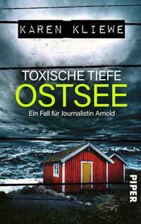 Das Buchcover zeigt einen stürmischen Himmel in Grau und Blau, der ein Gefühl von Bedrohung vermittelt. Im Vordergrund steht ein rotes Holzhaus, das an der Küste der Ostsee platziert ist, umgeben von unruhigen Wellen. Der Titel „TOXISCHE TIEFE OSTSEE“ ist in leuchtendem Gelb hervorgehoben und zieht sofort die Aufmerksamkeit auf sich. Darüber ist der Name der Autorin „KAREN KLIEWE“ in schwarzem Blockbuchstaben platziert. Unter dem Titel steht der Untertitel „Ein Fall für Journalistin Arnold“.