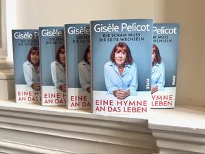 5 Exemplare von „Eine Hymne an das Leben“ stehen schräg hintereinander auf einem Wandvorsprung