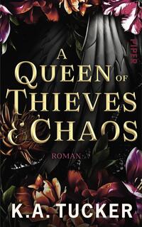 Das Buchcover zeigt den Titel „A Queen of Thieves & Chaos“ in eleganter, goldener Schrift, die sich vor einem dunklen, fast schwarzen Hintergrund abhebt. Hinter dem Titel sind detailreiche, blühende Pflanzen in kräftigen Rottönen und sanften Grüntönen angeordnet, die eine lebendige und geheimnisvolle Atmosphäre kreieren. Am unteren Rand steht der Zusatz „Roman“ in dezenterer Schrift. Der Name der Autorin, K.A. Tucker, ist ebenfalls sichtbar und trägt zur eindrucksvollen Gestaltung des Covers bei.