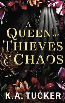 A Queen of Thieves & Chaos Das Buchcover zeigt den Titel „A Queen of Thieves & Chaos“ in eleganter, goldener Schrift, die sich vor einem dunklen, fast schwarzen Hintergrund abhebt. Hinter dem Titel sind detailreiche, blühende Pflanzen in kräftigen Rottönen und sanften Grüntönen angeordnet, die eine lebendige und geheimnisvolle Atmosphäre kreieren. Am unteren Rand steht der Zusatz „Roman“ in dezenterer Schrift. Der Name der Autorin, K.A. Tucker, ist ebenfalls sichtbar und trägt zur eindrucksvollen Gestaltung des Covers bei.