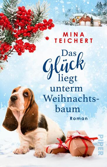 Das Buchcover zeigt eine winterliche Szene mit schneebedecktem Boden und einem Tannenbaum im Hintergrund. In der oberen linken Ecke sind rote Beeren und Tannenzweige zu sehen. Ein beiger Begleithund sitzt im Vordergrund, neben einem kleinen, geschnürten Geschenk. Der Titel „Das Glück liegt unterm Weihnachtsbaum“ ist in geschwungener, blauer Schrift platziert, während der Autorenname „Mina Teichert“ in kräftigem Weiß darüber steht. Die Atmosphäre vermittelt eine festliche, gemütliche Stimmung.