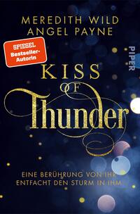 Das Buchcover zeigt einen tiefblauen Hintergrund, der mit funkelnden goldenen Akzenten versehen ist. In der Mitte steht der Titel „Kiss of Thunder“ in einer eleganten, geschwungenen Schriftart, wobei das Wort „Thunder“ größer und in Glitzeroptik hervorgehoben ist. Oben sind die Namen der Autorinnen Meredith Wild und Angel Payne platziert, während unten der Untertitel „Eine Berührung von ihr entfacht den Sturm in ihm“ in einer schlichteren Schrift erscheint. Ein rote, abgerundete Box mit dem Text „SPIEGEL Bestseller-Autorin“ hebt sich ebenfalls ab.