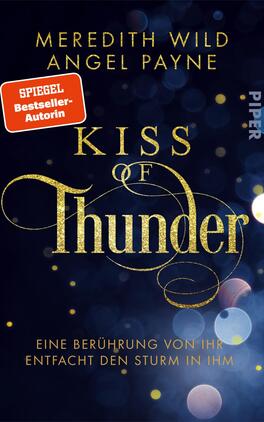 Das Buchcover zeigt einen tiefblauen Hintergrund, der mit funkelnden goldenen Akzenten versehen ist. In der Mitte steht der Titel „Kiss of Thunder“ in einer eleganten, geschwungenen Schriftart, wobei das Wort „Thunder“ größer und in Glitzeroptik hervorgehoben ist. Oben sind die Namen der Autorinnen Meredith Wild und Angel Payne platziert, während unten der Untertitel „Eine Berührung von ihr entfacht den Sturm in ihm“ in einer schlichteren Schrift erscheint. Ein rote, abgerundete Box mit dem Text „SPIEGEL Bestseller-Autorin“ hebt sich ebenfalls ab.