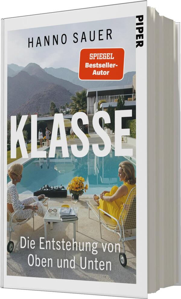Das Buchcover zeigt einen Poolbereich mit einer mediterranen Landschaft im Hintergrund. Zwei Frauen sitzen an einem Tisch, die eine trägt ein gelbes Kleid, die andere ein gestreiftes Outfit. Der obere Teil des Covers ist in einem hellen Farbton gehalten, während der Titel „KLASSE“ in großen, weißen Buchstaben hervorsticht. Darüber steht in kleinerer Schrift „Hanno Sauer“. Ein rotes Label mit dem Text „SPIEGEL Bestseller-Autor“ befindet sich oben links. Die Gesamtatmosphäre vermittelt ein Gefühl von Eleganz und Freizeit.