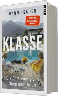 Das Buchcover zeigt einen Poolbereich mit einer mediterranen Landschaft im Hintergrund. Zwei Frauen sitzen an einem Tisch, die eine trägt ein gelbes Kleid, die andere ein gestreiftes Outfit. Der obere Teil des Covers ist in einem hellen Farbton gehalten, während der Titel „KLASSE“ in großen, weißen Buchstaben hervorsticht. Darüber steht in kleinerer Schrift „Hanno Sauer“. Ein rotes Label mit dem Text „SPIEGEL Bestseller-Autor“ befindet sich oben links. Die Gesamtatmosphäre vermittelt ein Gefühl von Eleganz und Freizeit.