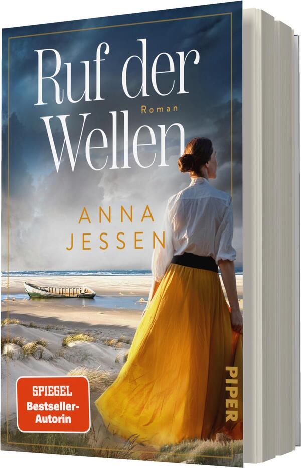 Das Buchcover zeigt eine Frau mit einem weißen Oberteil und einem langen, gelben Rock, die am Strand steht und dem Meer zugewandt ist. Der Himmel erscheint dramatisch mit Wolken in sanften Blau- und Grautönen. Oben sind die Titelzeilen „Ruf der Wellen“ und „Roman“ in geschwungener Schrift in Weiß platziert. Der Name der Autorin, „Anna Jessen“, ist in Orange hervorgehoben. Unten links befindet sich ein orangefarbener Button mit dem Text „SPIEGEL Bestseller-Autorin“. Die Gesamtatmosphäre vermittelt eine Mischung aus Sehnsucht und natürlicher Schönheit.