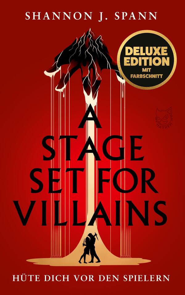 Das Buchcover zeigt einen dramatischen roten Hintergrund, der eine intensive Atmosphäre erzeugt. Oben ist eine schwarze Silhouette eines Berges, aus deren Spitze Fäden in blassen Farben herab hängen. Im Vordergrund sind zwei Figuren, die eng umschlungen stehen. Der Titel „A STAGE SET FOR VILLAINS“ ist in großen, fetten Buchstaben in Schwarz gestaltet, während der Untertitel „HÜTE DICH VOR DEN SPIELERN“ in einer kleineren Schrift darunter steht.