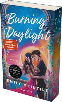 Das Buchcover zeigt ein romantisches Szenario mit einem Paar, das sich umarmt. Die Frau hat lange, wellige Haare und trägt einen schwarzen Oberteil, während der Mann mit kürzeren Haaren in einem weißen Hemd abgebildet ist. Im Hintergrund sind farbenfrohe Balkone und Pflanzen zu sehen, eingerahmt von einem warmen Farbverlauf in Gelb- und Lilatönen. Der Titel „Burning Daylight“ ist in eleganter, weißer Schrift oberhalb des Paares platziert. Ein rotes Rechteck enthält den Hinweis „SPIEGEL Bestseller-Autorin“ sowie den Vermerk „Ab 18 Jahre“. Der Autorennamen „Emily McIntire“ befindet sich am unteren Rand.
