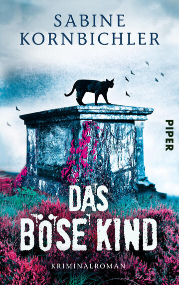 Das Buchcover zeigt einen geheimnisvollen, düsteren Hintergrund mit einem gravierten Grabstein, auf dem eine schwarze Katze sitzt. Der Himmel ist in melancholischen Blau- und Lilatönen gehalten, während zwischen dem Grabstein und der Katze Vögel fliegen. Im Vordergrund sind bunte, violette Pflanzen zu sehen, die dem Bild eine dramatische Note verleihen. Der Titel „DAS BÖSE KIND“ in großen, weißen Buchstaben hebt sich prominent ab, während der Autorennamen „SABINE KORNBICHLER“ und das Wort „Kriminalroman“ in kleineren Schriftzügen oben stehen.