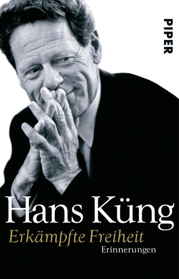 Das Buchcover zeigt ein Porträt von Hans Küng in Schwarz-Weiß, auf dem er nachdenklich mit einer Hand sein Gesicht stützt. Der Hintergrund ist schlicht gehalten, um den Fokus auf die Person zu lenken. Der Titel „Erkämpfte Freiheit“ ist in goldener Schrift unterhalb des Namens platziert, der groß und deutlich in weiß hervorgehoben ist. Der Name des Verlags „Piper“ ist in der oberen rechten Ecke in einem schlichten, modernen Schriftzug. Die Gesamtatmosphäre des Covers vermittelt eine ernste und reflektierende Stimmung.