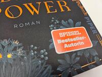 Außenansicht des Buches „Her Dark Power“