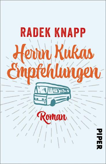 Das Buchcover zeigt einen hellblauen Hintergrund mit strahlendem Muster, das die zentrale Illustration umrahmt. In der Mitte befindet sich eine stilisierte Illustration eines Busses in Türkis, unter dem der Titel „Herrn Kukas Empfehlungen“ in geschwungener, orangefarbener Schrift steht. Der Autorname „Radek Knapp“ ist am oberen Rand in auffälliger roter Schrift platziert. Das Wort „Roman“ ist in kleinerer Schrift unter dem Titel abgebildet. Unten rechts ist der Verlagsname „Piper“ in schlichter schwarzer Schrift zu sehen.