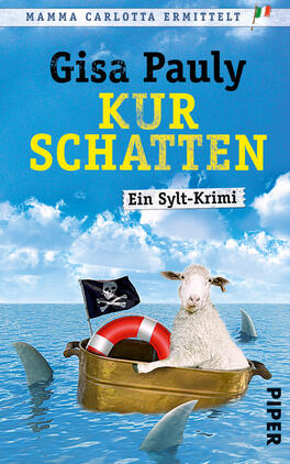 Das Buchcover zeigt eine humorvolle Szene mit einem Schaf, das in einem Boot auf einem blauen Meer fährt. Das Schaf trägt ein schwarzes Piratentuch, während ein Rettungsring und ein Totenkopfsymbol sichtbar sind. Der Titel „KUR SCHATTEN“ in großen, gelben Buchstaben sticht hervor, ebenso wie der Autorinnennamen „Gisa Pauly“ in schwarzer Schrift. Unter dem Titel steht „Ein Sylt-Krimi“ in kleineren Buchstaben. Der Himmel ist hellblau mit einigen Wolken, was eine lebhafte und entspannte Atmosphäre vermittelt.