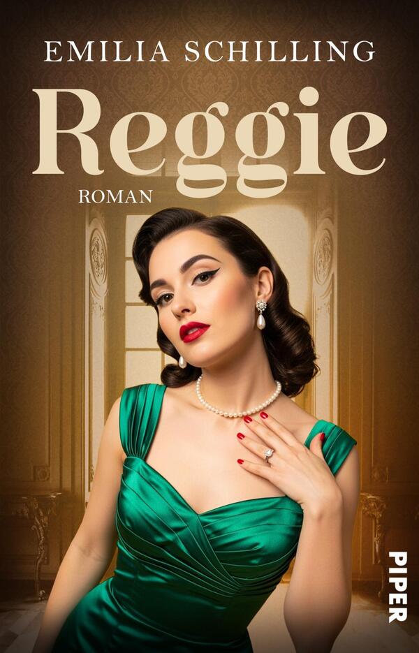 Das Buchcover zeigt eine elegante Frau in einem leuchtend grünen Kleid, das ihre figurbetonte Silhouette betont. Sie trägt eine Perlenkette und hat ihre Haare in sanften Wellen frisiert. Ihr Make-up ist glamourös, besonders die roten Lippen und die betonten Augenbrauen. Im Hintergrund sind stilvolle, halb offene Türen zu sehen, die eine raffinierte Atmosphäre schaffen. Der Titel „Reggie“ hebt sich in eleganter, heller Schrift ab, während der Name der Autorin, Emilia Schilling, darüber in goldener Schrift platziert ist.