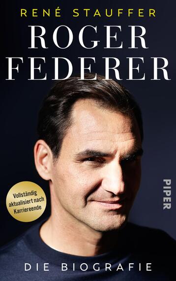 Das Buchcover zeigt ein Porträt von Roger Federer, das ihn mit einem nachdenklichen Ausdruck abbildet. Der Hintergrund ist dunkel, wodurch das Hauptmotiv stärker zur Geltung kommt. Der Titel „ROGER FEDERER“ erscheint in großen, weißen Buchstaben, während der Untertitel „DIE Biografie“ in einem kleineren Schriftgrad darunter steht. In der oberen linken Ecke befindet sich ein gelber Kreis mit dem Text „Vollständig aktualisiert nach Karriereende“. Das Cover vermittelt eine seriöse und respektvolle Atmosphäre.